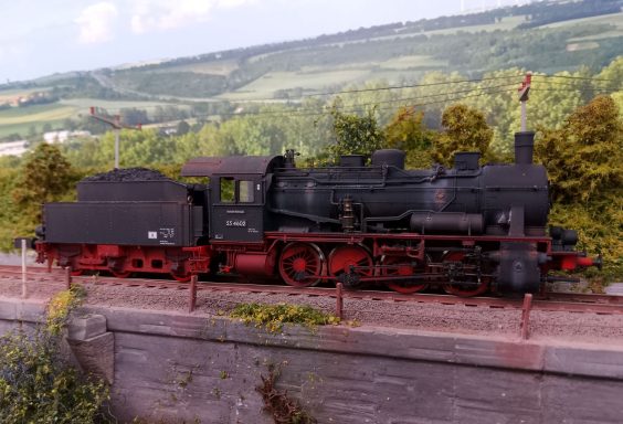 Echt oder Modell? H0-Modell der BR 55 patiniert nach Vorbildfoto (nachträglich coloriertes SW-Foto der Originallok
